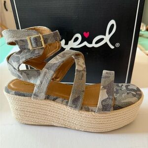 Boutique QUPID Women’s Camouflage Wedge Sandals Shoes Size 7 NEW in Box